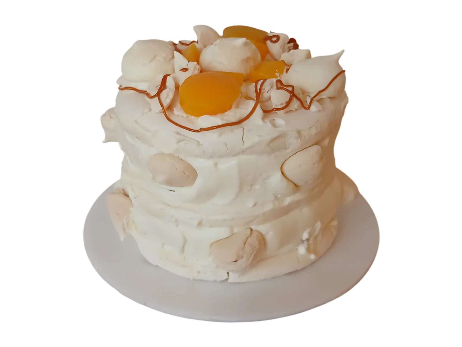 Mini torta de merengue de 4 porciones sobre base plateada, coronada con trozos de durazno e hilos de dulce de leche