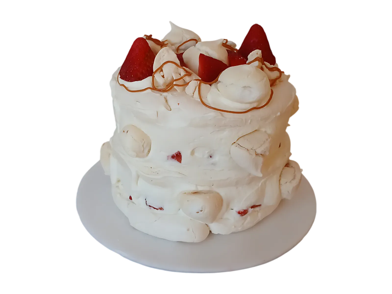 Mini torta de merengue de 4 porciones sobre base plateada, coronada con frutillas frescas partidas y suspiros