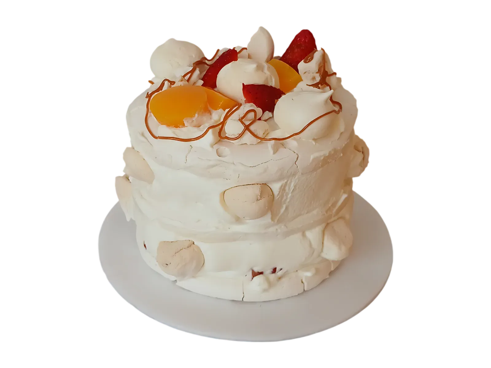 Mini torta de merengue de 4 porciones sobre base plateada, coronada con frutilla y durazno