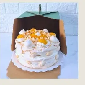 Torta de merengue sabor durazno, decorada con trozos de durazno