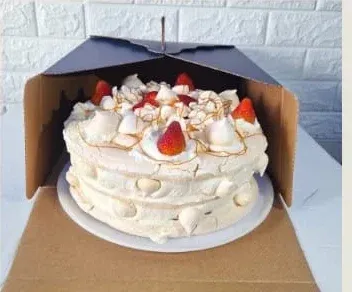 Torta de merengue sabor frutilla, decorada con frutillas frescas