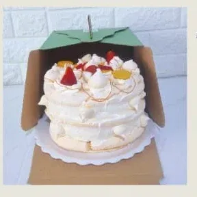 Torta de merengue sabor mixto, con frutilla y durazno