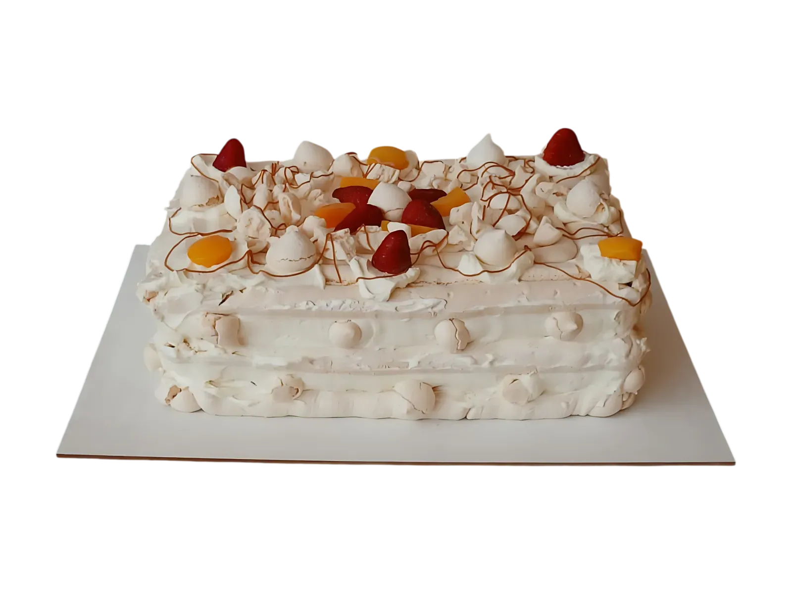 Torta de merengue rectangular de 30 porciones, coronada con frutilla y durazno