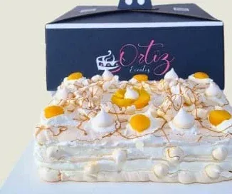 Torta de merengue rectangular de 30 porciones decorada con durazno