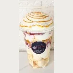 Vaso grande de merengue con capas de crema, fruta y merengue tostado