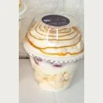 Vaso mediano de merengue con capas de crema, fruta y merengue tostado