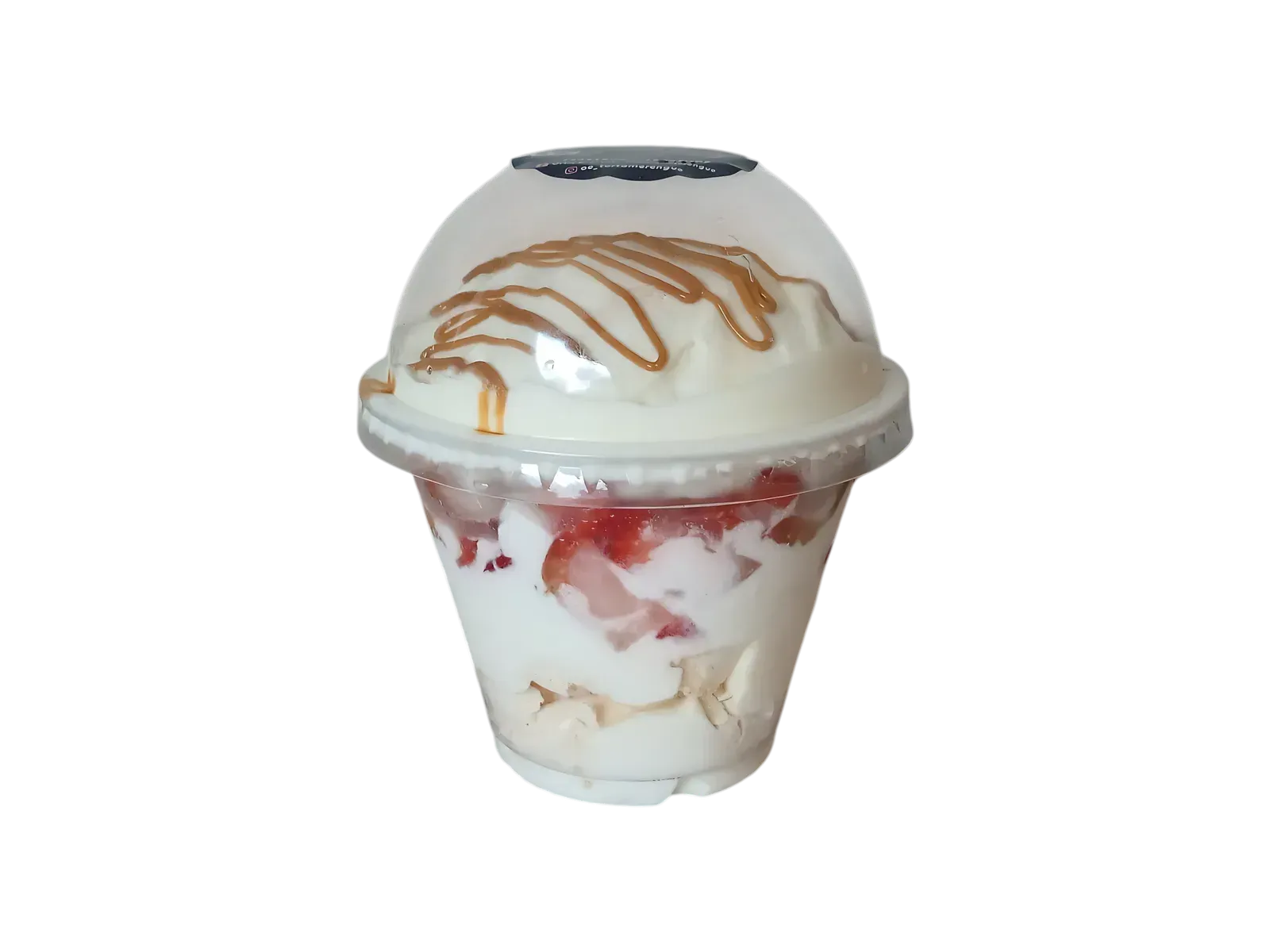 Vaso mediano de merengue con capas de crema, frutilla y suspiro, coronado con crema e hilos de dulce de leche bajo su tapa
