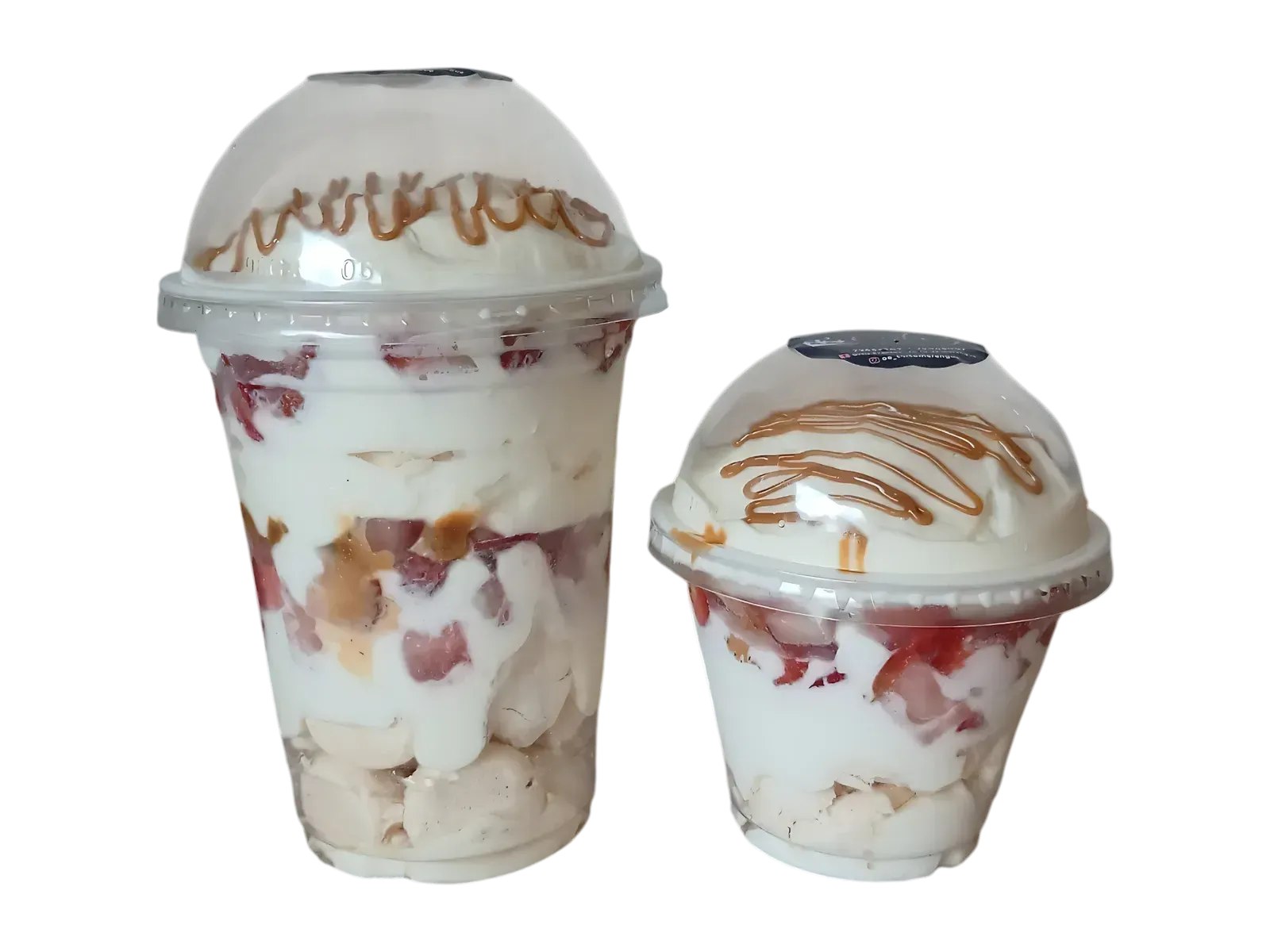 Los dos vasos de merengue, el grande y el mediano, uno al lado del otro